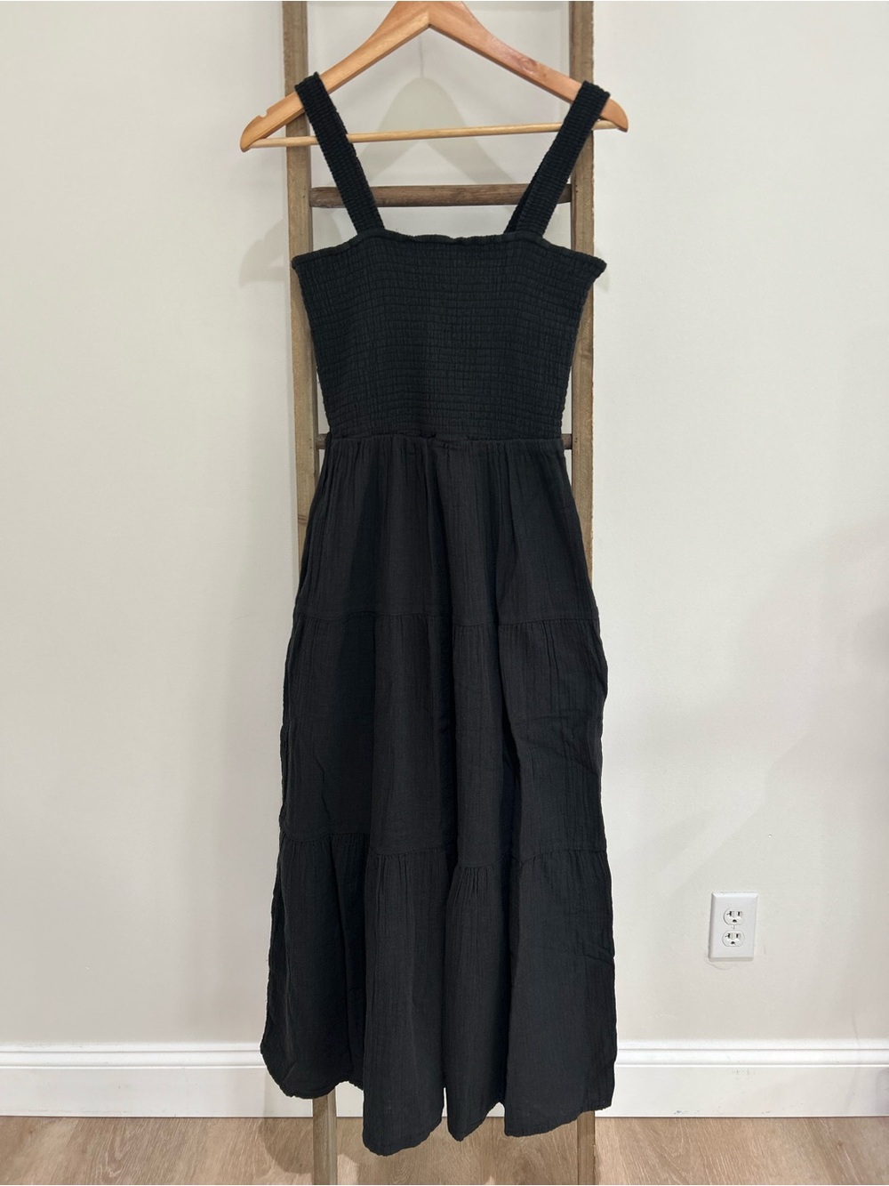 Quince Black Smocked Tiered Midi Dress Sleeveless Pocket’s Women’s Size XS NWT - Picture 2 of 8